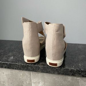 Dr.Scholl’s stylish wedge sandals!